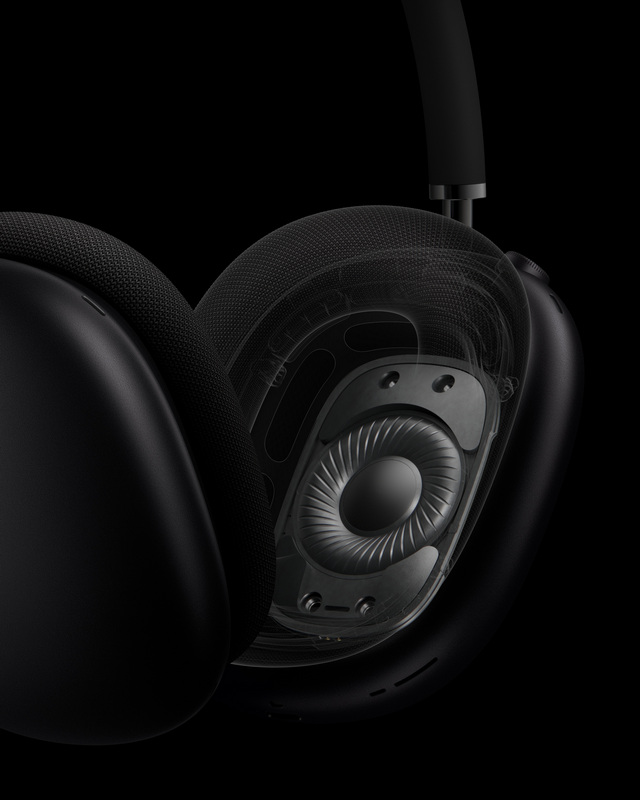 Отличительная особенность Apple AirPods Max — колесико для управления на одной из чашек, напоминающее Digital Crown в Apple Watch