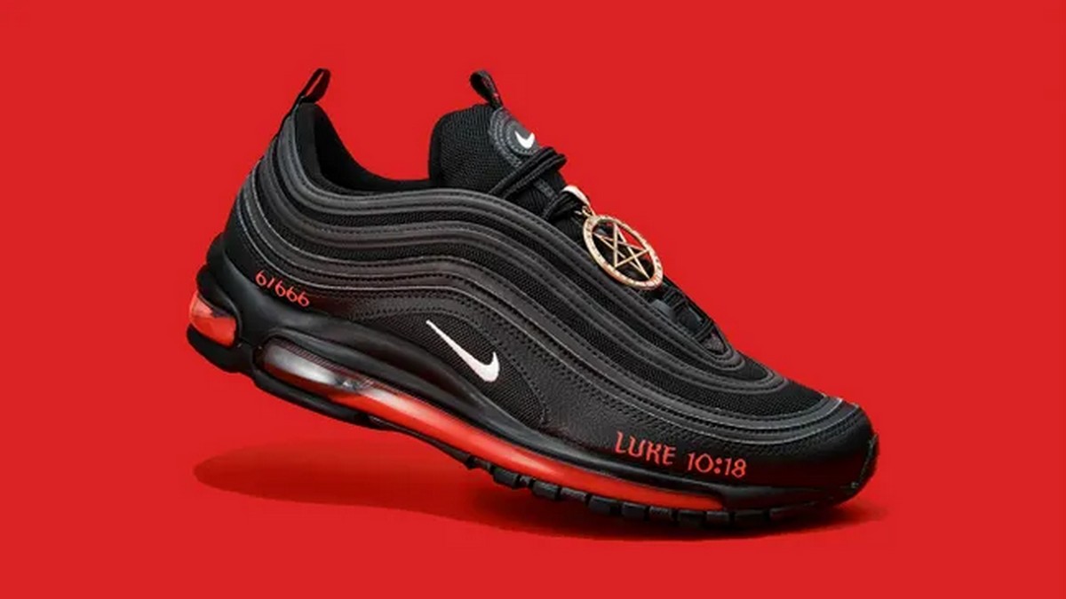 Satan Shoes являются модифицированной версии кроссовок Nike Air Max 97 Satan Shoes являются модифицированной версии кроссовок Nike Air Max 97