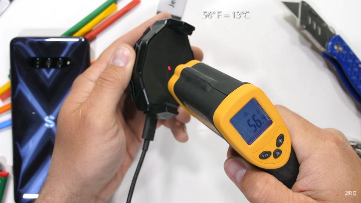 Блогер также обратил внимание на кулер, который должен охлаждать геймерский смартфон